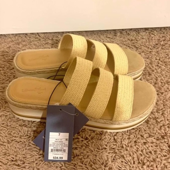 NWT Sandals with Memory Foam - Picture 2 of 4